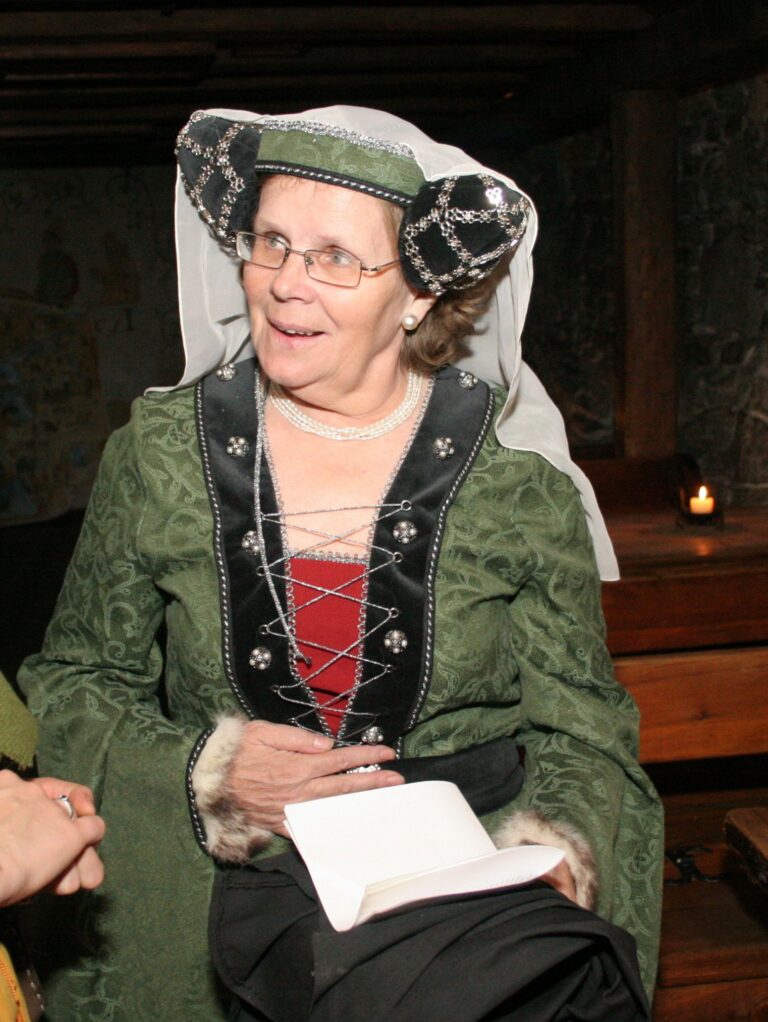 Maria Tilga üks kirgesid oli keskaeg. Seda teemat tutvustas ta ka väljaspool ülikooli, olles sagedane lektor Olde Hansa keskaja koolis, kus esines loomulikult keskaegsetes riietes. Foto: Raivo Juurak