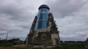 Ajaveski. MTÜ Ajaveski asutas Margit Pärtel, kelle eestvedamisel on vana paekivist tuuleveski varemetesse ehitatud klaasist sisu. Esimese korruse õdusas kaminaruumis korraldatakse kunsti- ja käsitöökursusi, aga ka kontserte, ülemistelt korrustelt avaneb ümbrus­konnale hunnitu vaade.