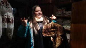 Rootsi-Kallavere küla muuseumi eestvedaja Kersti Pent. Seal, kus lõpevad Kallavere küla 9-korruselised paneelmajad, algab küla, mille planeering pärineb 17. sajandist, mida kaunistavad põlispuud, kiviaedadega palistatud külatänav ning ajaloolised taluhooned. Sajandite tagust külaelu aitab paremini mõista ka paiga hingeks kujunenud muuseum, mis on tegutsenud 2006. aasta kevadest.