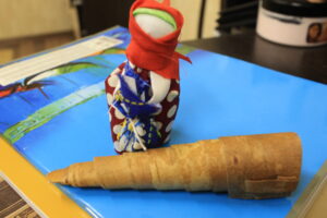 Etnograafiamuuseumis korraldatakse kaks korda kuus selliseid kursusi, kus valmistatakse mingeid traditsioonilisi esemeid. Osavõtu eest küsitakse 180 rubla (toona peaaegu neli eurot). Masterklass – seisab selle kohta teade muuseumi kodulehel. Buksan ehk kasetohust vilepill oli ennekõike mänguasi, karjaste muusikariist, aga abiks ka näiteks metsa eksinule, et saaks valju häält teha. Minu vile teeb häält, mis kõige enam meenutab meeltesegaduses vedurit. 