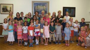 Washingtoni eesti kooli pere selle õppeaasta esimesel koolipäeval. Koolis, kus on üle 40 õpilase ja kümmekond õpetajat, toimuvad tunnid igal teisel laupäeval. Õppekavas on eesti keel ja kultuurilugu, kunsti-, muusika- ja rahvatantsutunnid. Fotod: erakogu