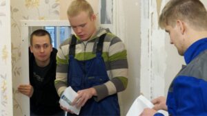 Kaader õppefilmist „Maksutarkus”.  Osatäitjad Margus Mägedi ja Sander Sakkos.