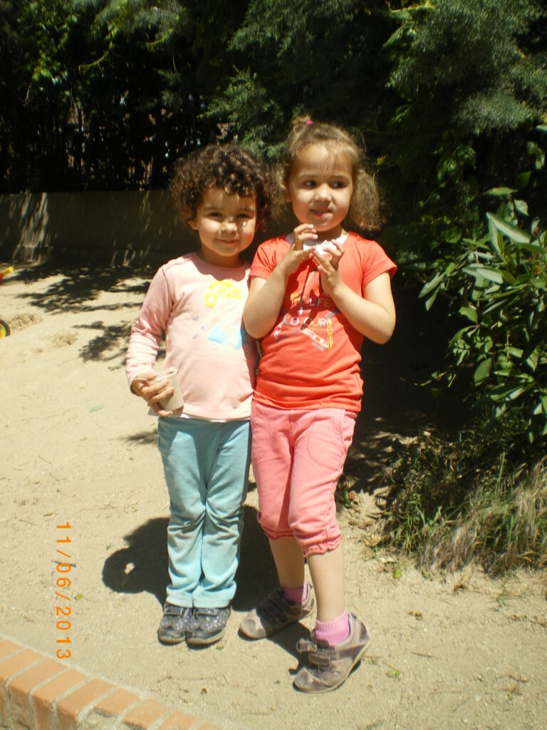 Ursula koos parima sõbranna Esperanzaga kooliõuel. Koolil on kaks õueala – noorematele lastele ja põhikoolile. Lisaks on veel kooliaed, kus kasvatatakse puu- ja juurvilju ning tehakse eksperimente, näiteks ehitatakse savimaja.