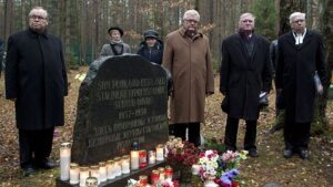 Levašovo (soomepäraselt Levassova) salajasele matmispaigale, mis asub Peterburi linna administratiivpiirides, on maetud ligikaudu 45 000 Suure terrori ohvri laibad. Siia maeti ka Leningradis elanud eestlased. Rühm eestlasi Levašovos Suure terrori ajal hukatud eestlaste mälestuskivi juures. Fotod: erakogu