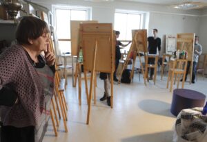 Helle Vahersalu teise kursuse maalitunnis. Foto: Malev Toom