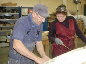 Kutseõpetaja Kaido Trei õpetab puit- ja plastpaadi ehitust. Tänavu lõpetaval kursusel on ka üks tüdruk, Orissaarest pärit Carolin Mölder.