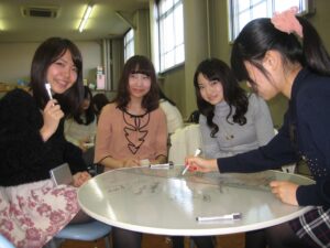 Õpilaste põlvedel on lihtne ja mõjus grupitöö vahend – meetrise läbimõõduga ketas. Nii on vastutus jaotatud – kui üks enam ei hoia, siis peavad kõik teised tegema rohkem tööd.