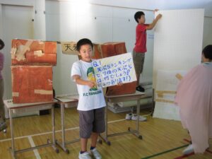 6. klasside õpilaste esitlused oma kodukoha elust ja kultuurist olid kui näidendid. Kui üks õpilane rääkis traditsioonilisest majast, olid teised ehitanud kõrvale pappkastidest näidismaja.