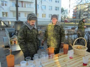 Kaitseliitlased sooja teed pakkumas.