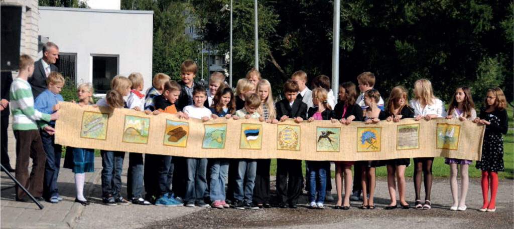 Vallavalitsuse kingitus koolile: Kohila kooli vilistlase Ehalill Halliste gobeläänfriis „Eesti kuld”.