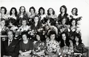 1976. aasta lõpetajad. Esireas (vasakult) direktor Valter Reiljan, üldpraktika juhataja Hille Suursalu ja õppealajuhataja Mare Peil.