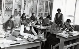 Tulevased kasvatajad pidid olema tugevad nii muusikalises kui ka käelises tegevuses. Fotod: TLÜ pedagoogilise seminari arhiiv