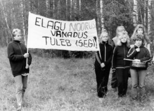 Kooliväline elu oli elav ja huvitav. Korraldati pidusid ja väljasõite, spordipäevi ja matku. 