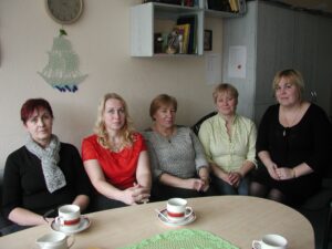 Maardu Sipsiku lasteaia lastest ei ole peaaegu pooled eestlased. Sellest, kuidas nad lasteaias eesti keele selgeks saavad, kõnelesid (vasakult) logopeed Anu Sibrits, liitrühma õpetaja Heidi Nurmela, muusikaõpetaja Margit Hein, koolieelikute rühma õpetaja Terje Sullakatko ja direktor Kristiine Juuse. Foto: Tiina Vapper