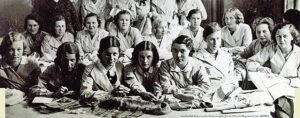 Eesti naisliidu kodumajanduse instituudi õpilased 5. oktoobril 1935 õmbluspraktikal. Foto: ARHMUS