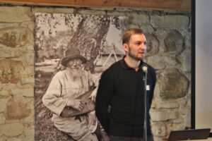 Eesti teatri- ja muusika­muuseumi juht Tanel Veermaa, kelle muuseumi­huvi sai kunagi alguse just vabaõhumuuseumi külastusest, rõhutas tänapäeva muuseumis külastaja kaasamise olulisust. 