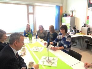 Õpetajad Silja Aavik, Marika Nisov, Pirkko Korhonen, Anne Ribelus  emakeelepäeval vestlusringis Eesti suursaadiku Margus Laidrega.