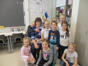 Õpetaja Silja Aavik oma esimese klassiga. 