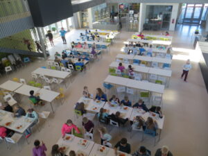 Kooli söökla paikneb valgusküllases aatriumis. Iga õpilane saab ise endale toitu tõsta, valikus on alati mitu toorsalatit. Söökla on ühtlasi ka kooli aulaks.