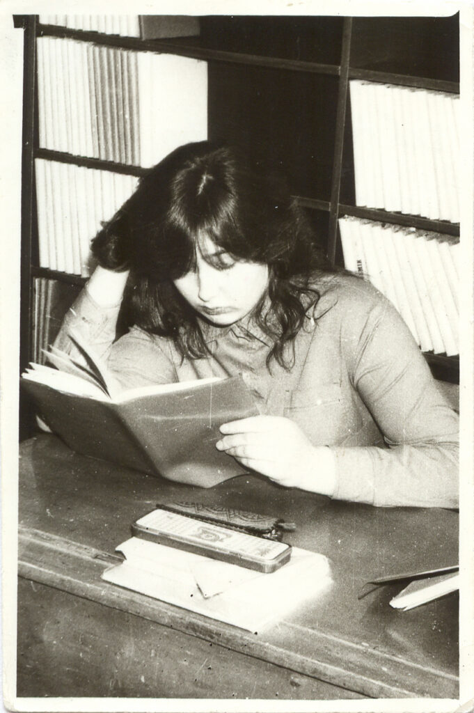 ▲ Kaheksa­­kümnendad. Klassivend Ahto tehtud fotol kordab Moonika Laini ema Kersti Kont eesti keele tunniks. Praegu on ta Maarja põhikoolis õpetaja.