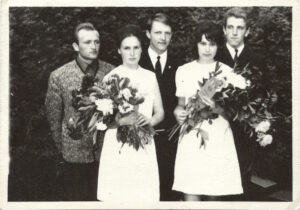 Moonika Laini vanaema Virve Vahermetsa (paremal) keskkooli lõpupidu. Aasta oli 1969. Fotod: ERAKOGU