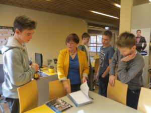 Õppekirjandusega tegelemine moodustab suure osa kooliraamatukoguhoidja Anne Valdru tööajast.