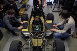 Elektrivormeli FEST14 seadistamine Tallinna tehnikakõrgkooli autolaboris. Põhiline töö elektriauto puhul käib arvutiekraanil. 