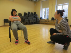 Kontakti võtmine ärevil ja trotsliku inimesega, kes istub. Pole mõistlik olla väga lähedal ega talle ette seista, vaid püsida külje peal ja veidi kaugemal ning viia pilk ühele tasandile, kas kükitades või kummardudes, et tekiks kontakt.