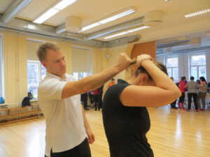 Airiin Demir ja Martin Kallavus näitavad, mida teha patsist haaramise puhul, kus on suur kaelavigastuse tekkimise oht. Mõistlik on oma pead kaitsta, proovida ennast haardest vabastada ning võtta ise oma juustest kinni. 