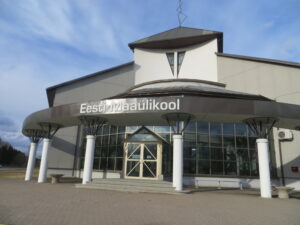 Waldorfgümnaasiumi fassaadil on veel eelmise omaniku, Eesti maaülikooli nimi, kes kasutab maja ühte tiiba aasta lõpuni. Foto: Sirje Pärismaa