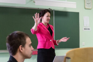 Programmijuht Karin Kuldmets koolinoortele digimaailma võimalusi tutvustamas. Fotod: Toomas Huik