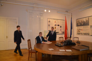 Stseen Tartu rahu toas. Seisab dr Püüman (Joosep Toots), istub Jaan Poska (Cedon Puusepp), ruumi astub Jaan Soots (Tauno Peepson).