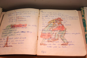 Eriti uhke oli teise klassi õpilane Erika esimeses omatehtud laulikus õe joonistatud pildi üle, kus vana memm ja vana vaar Heli Läätse laulusõnade taustal lõid polkat kõige paremat.