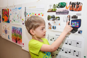 Rukkilille rühm kleepis oma paberile kõik selle, mis teeb muusikat. Plakatile said männipuud ja kosed, digiseadmed, leevikesed, kass, orav ja laululaps.