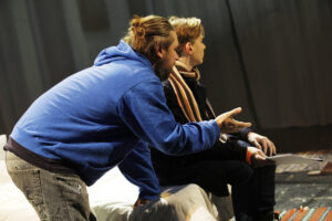 Päeval proov, õhtul esietendus. Peaosalist Anti-Holger Mutikut juhendab lavastaja Ingomar Vihmar.