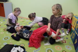 Peahaav kinni seotud, jalad „printsi asendiga” kõrgemale tõstetud, et aju verevarustus paraneks. 