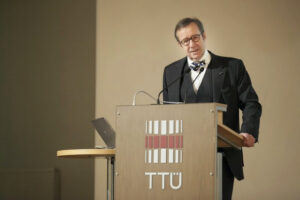 President Toomas Hendrik Ilvese humoorikat tervituskõnet konverentsil kuulati suure huviga. Fotod: TTÜ