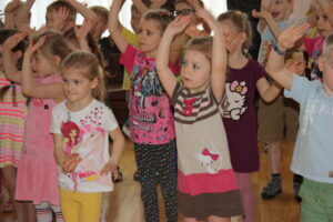 Tibutare lapsed virgutavat hommikvõimlemist sooritamas. Foto Lea Treiberg