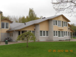 Koolimaja uus hoone valmis 2000. aastal.