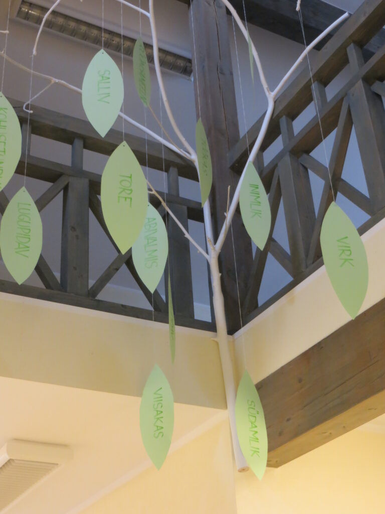 Fuajees on puu, mille lehtedel laste sõnastatud väärtused.