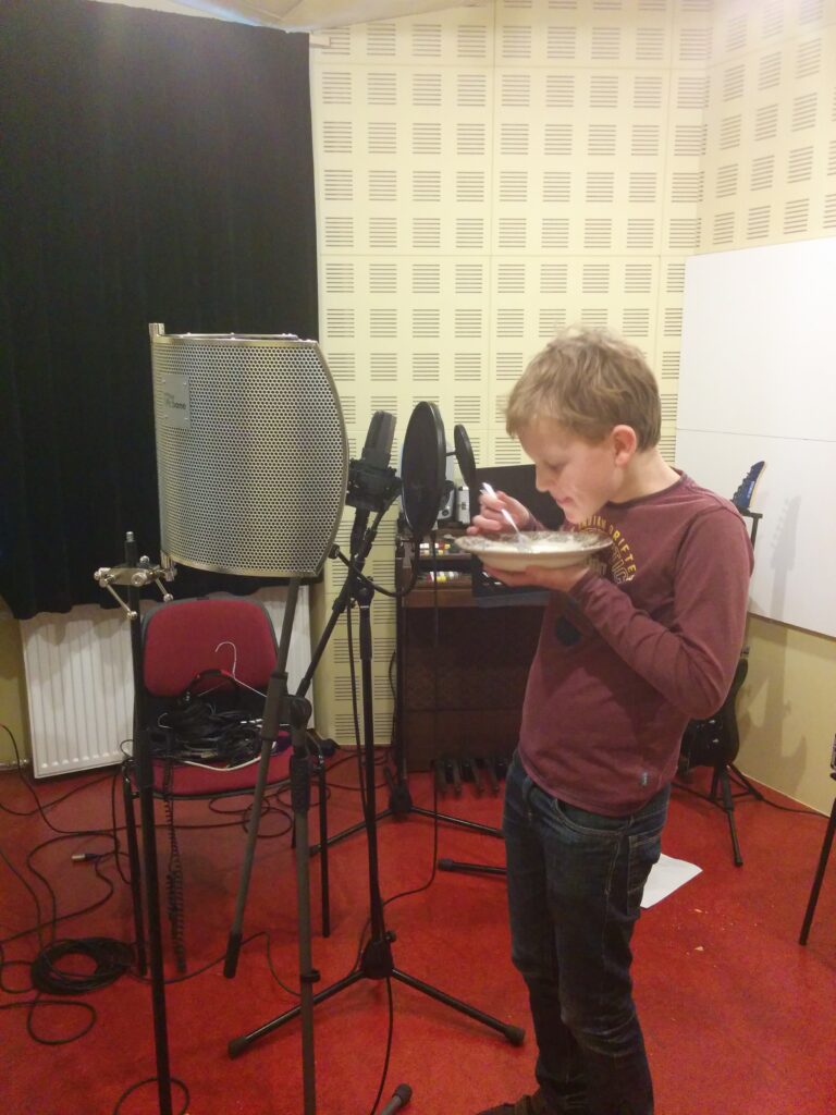 Lindistus käib: draamateatri helistuudios valmib „Nukitsamehe” kuuldemäng. Kisselli süües tuleb luristada nagu Tölpa. Fotod: erakogu