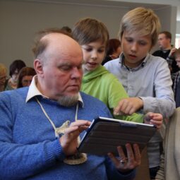 Õpetaja Petri Asperki arvutitund. Hätta jäänud õppijale, psühholoog Voldemar Kolgale ruttas appi koguni kaks lapsõpetajat korraga.