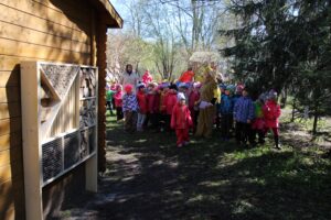 Tallinna Lehola lasteaias on õues õppimine alati olnud tähtsal kohal, praegu pakub mudilastele avastamisrõõmu äsja avatud putukahotell. Fotod: Tiina Vapper ja Tallinna Lehola lasteaed 