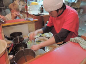 Jaapanis on kõik väike, ka köök, kus kokk valmistas süüa meie silme all 1 x 3 meetri suurusel alal. Hügieen neil igal pool aga nii oluline pole kui meil. Jaapani ramen on nii rammus, et kogu puljongit ei söödagi ära. Eestlastele õpetati, et nuudlid ja vetikas õngitsetakse pulkadega välja ja rüübatakse peale vaid veidi leent.