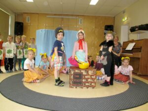 Kukk ja kass manitsevad kana võõraid tarre mitte laskma.