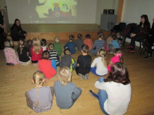 Viipekeelset Kakukest vaatamas Tallinna Heleni koolis.