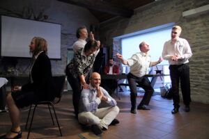 Selline on Eesti õpetajahariduse tulevikupilt – stseen improteatri lavastusest Eduko lõpukonverentsil.