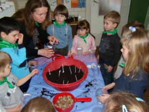Lapsed istutavad emadepäevaüllatuseks lillesibulaid. Kui lasteaias õpitakse loodusteemasid, kannavad nad alati rohelisi kaelarätte.