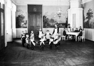 Pärast seda, kui Meeri mõis baltisakslastest omanikelt võõrandati, kolis härrastemajja lastekodu-algkool. 1925. Foto: Eesti Rahva Muuseum