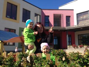 Kersti Jõesoo sõimerühma mudilastele meeldib kõige rohkem õues olla, aga ka toas meisterdada ja laulda.